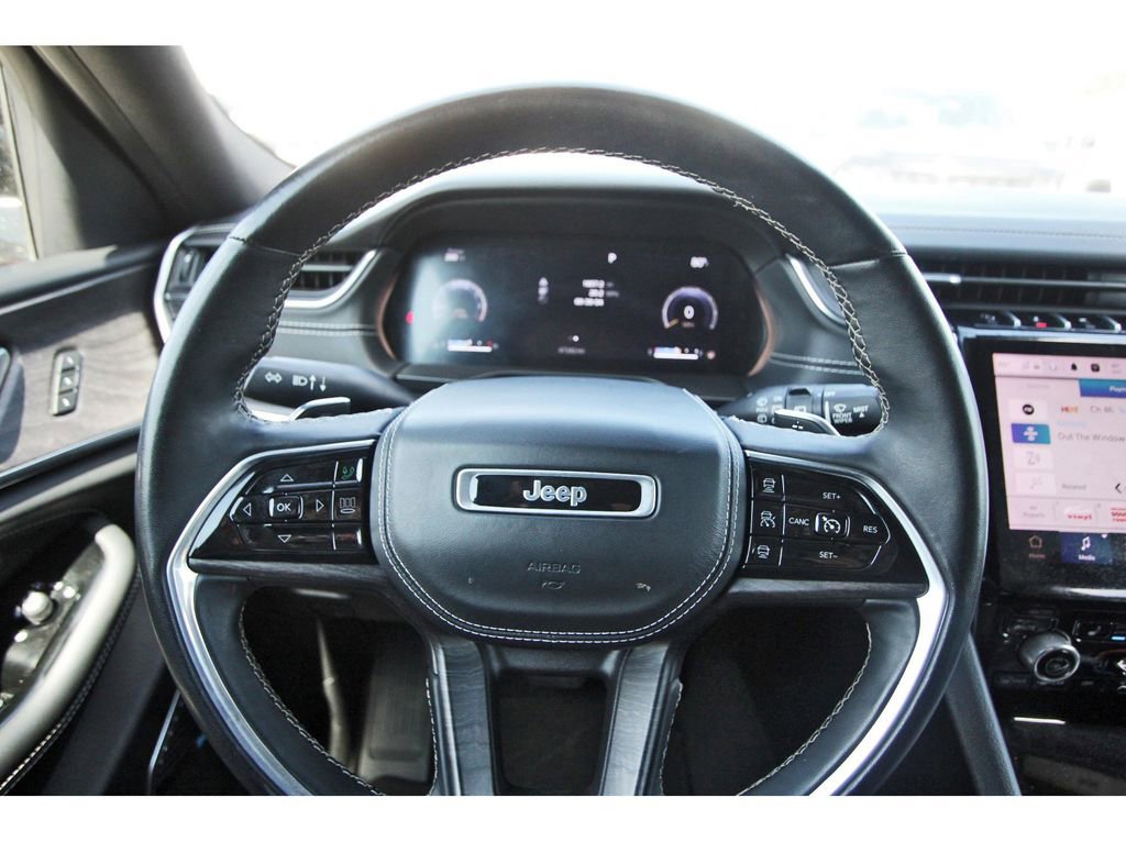 Used 2022 Jeep Grand Cherokee Overland RWD image 16