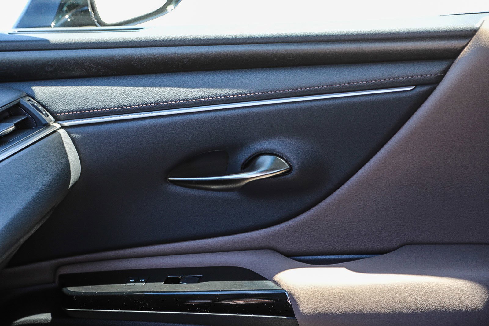 Used 2025 Lexus ES 300h w/ Premium Package image 21