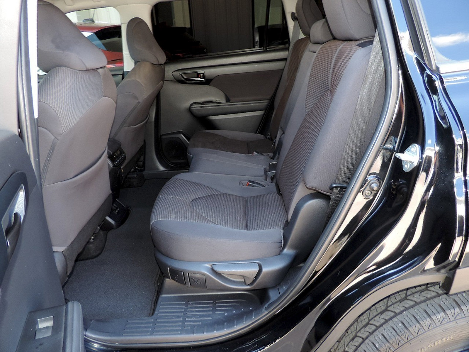 Used 2023 Toyota Highlander LE FWD image 14