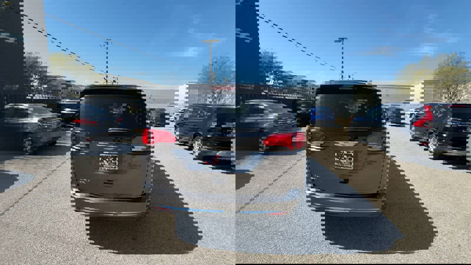 Used 2019 Chrysler Pacifica Touring-L image 7