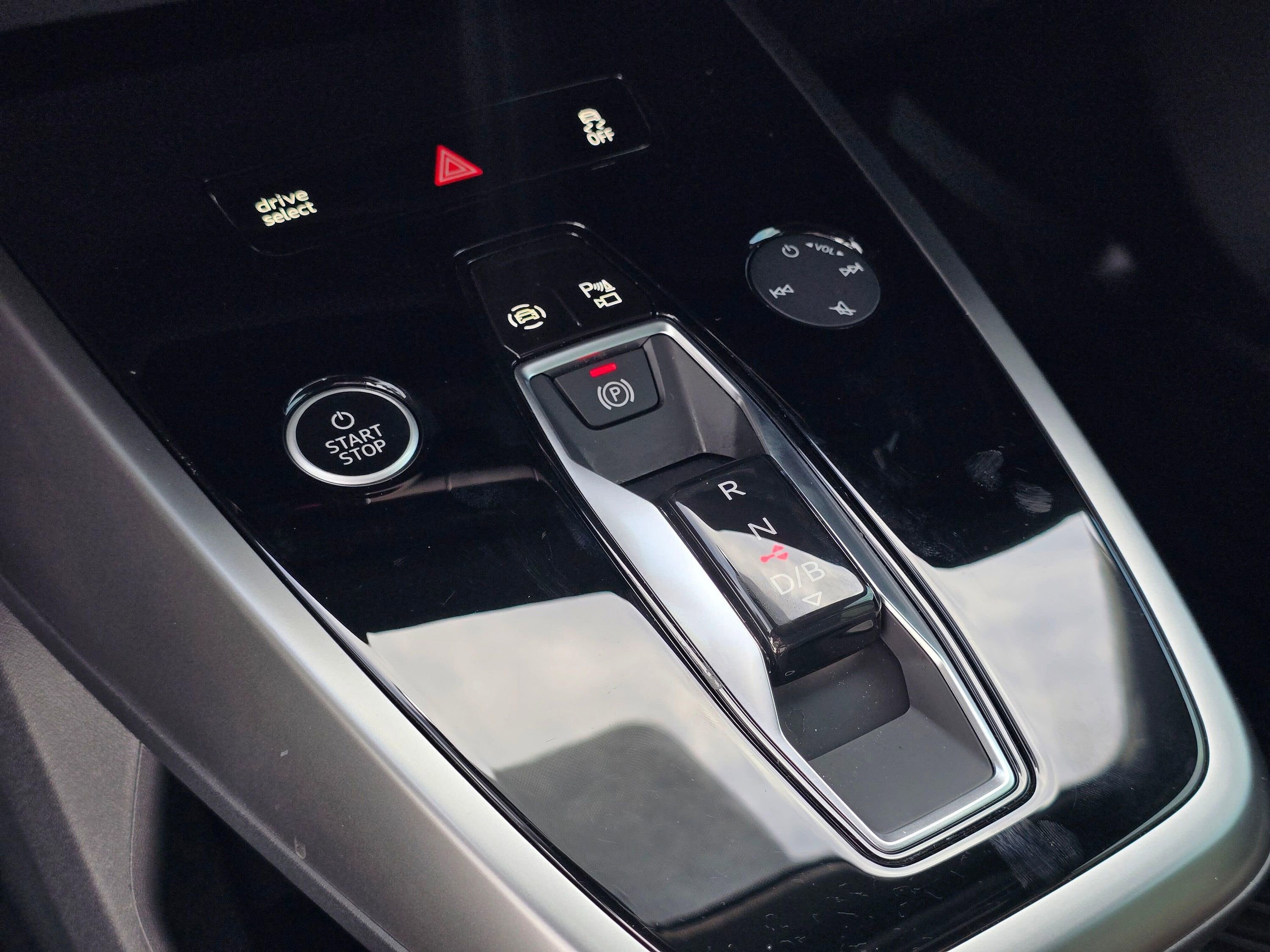 Used 2025 Audi Q4 e-tron Premium w/ Convenience Package AWD/4WD image 15