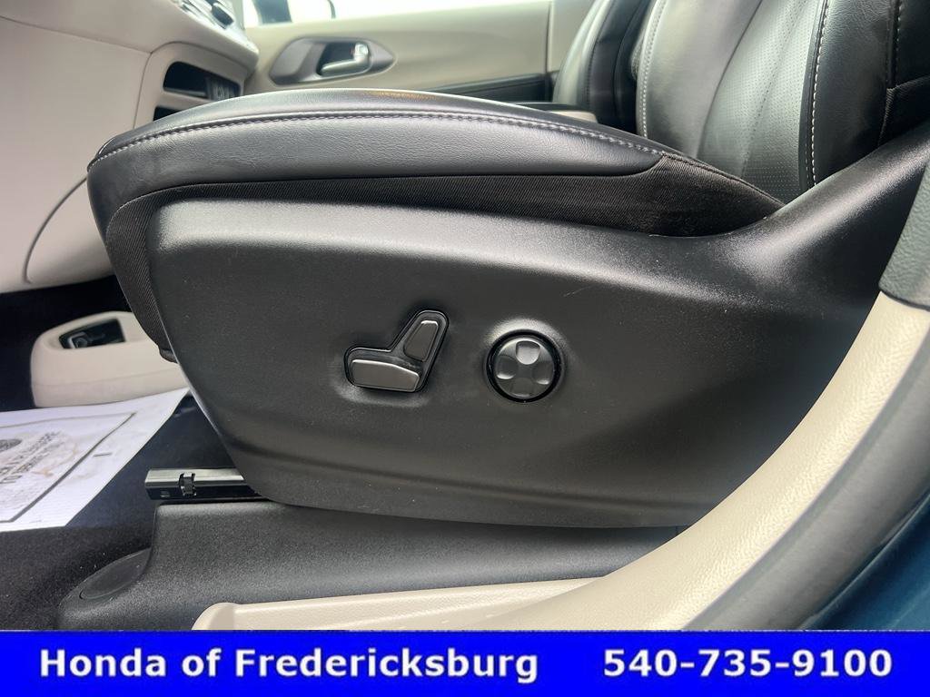Used 2023 Chrysler Pacifica Touring-L image 14