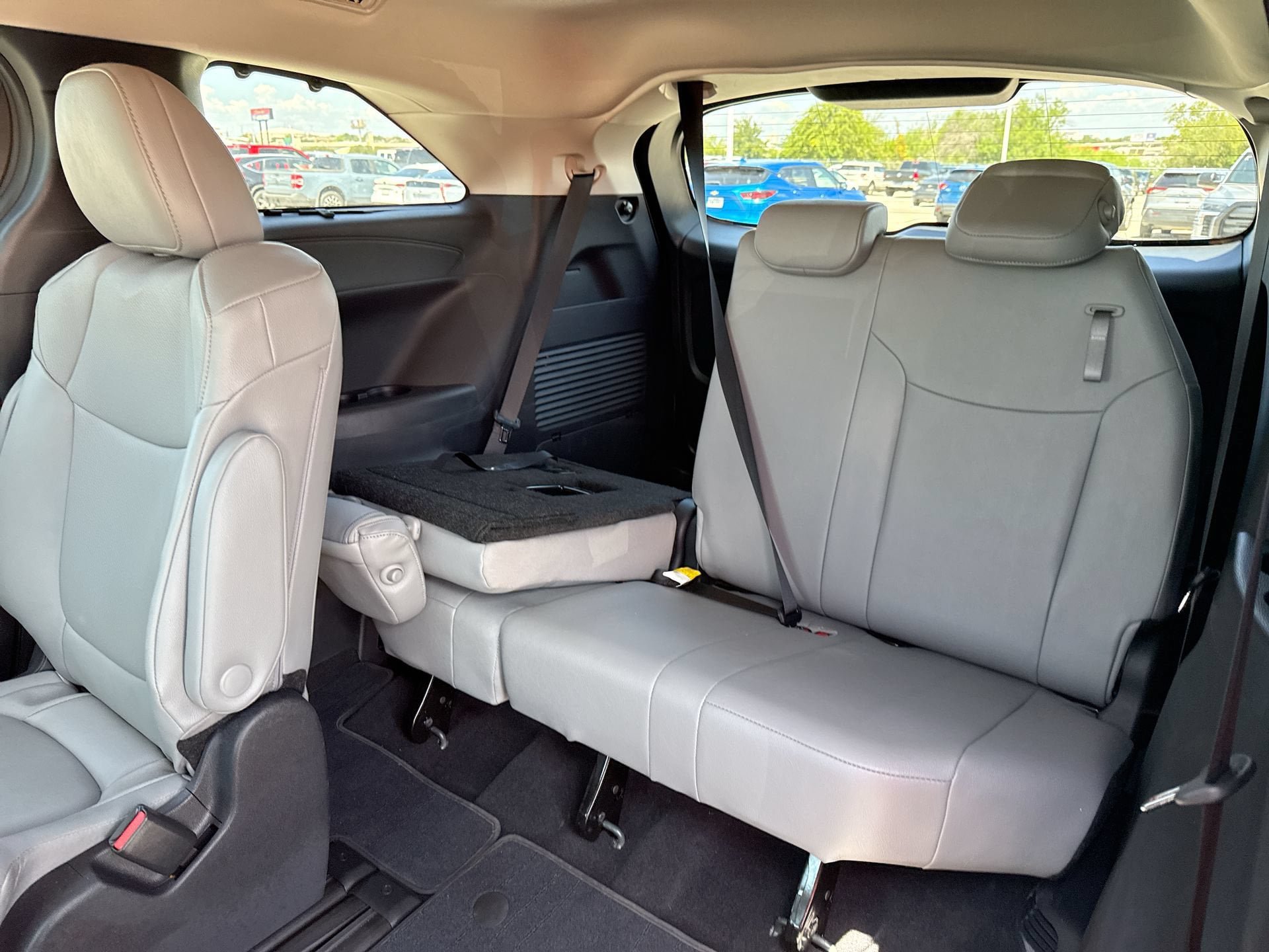 Used 2026 Toyota Sienna XLE FWD image 26