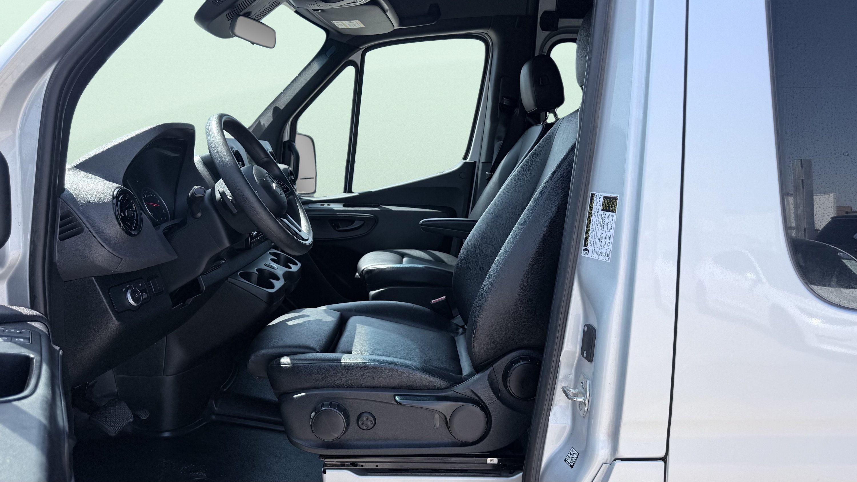 Used 2024 Mercedes-Benz Sprinter 2500 image 23