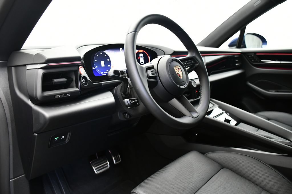 Certified 2025 Porsche Macan 4S Electric AWD/4WD image 4
