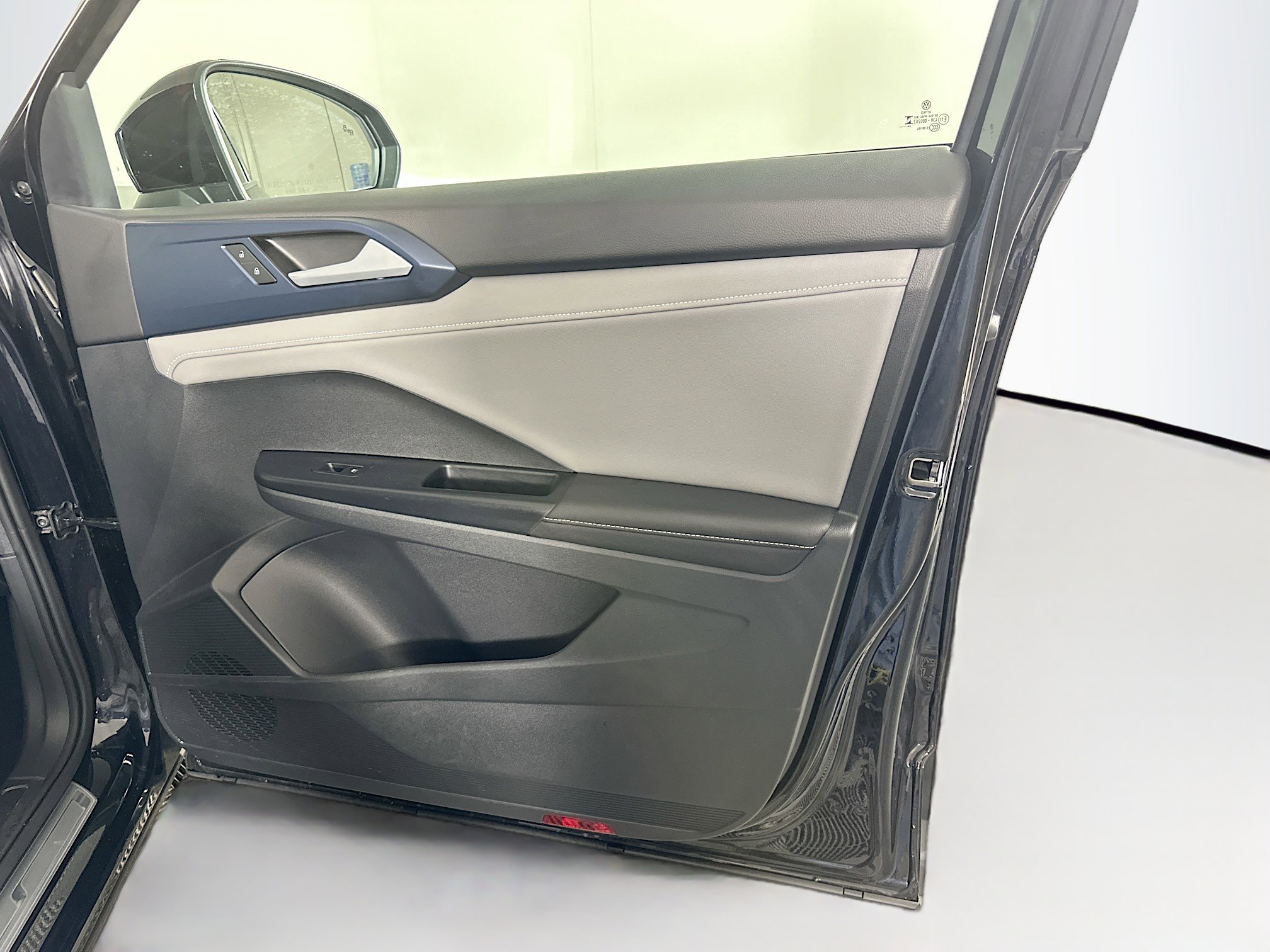 Used 2024 Volkswagen Taos SE image 31