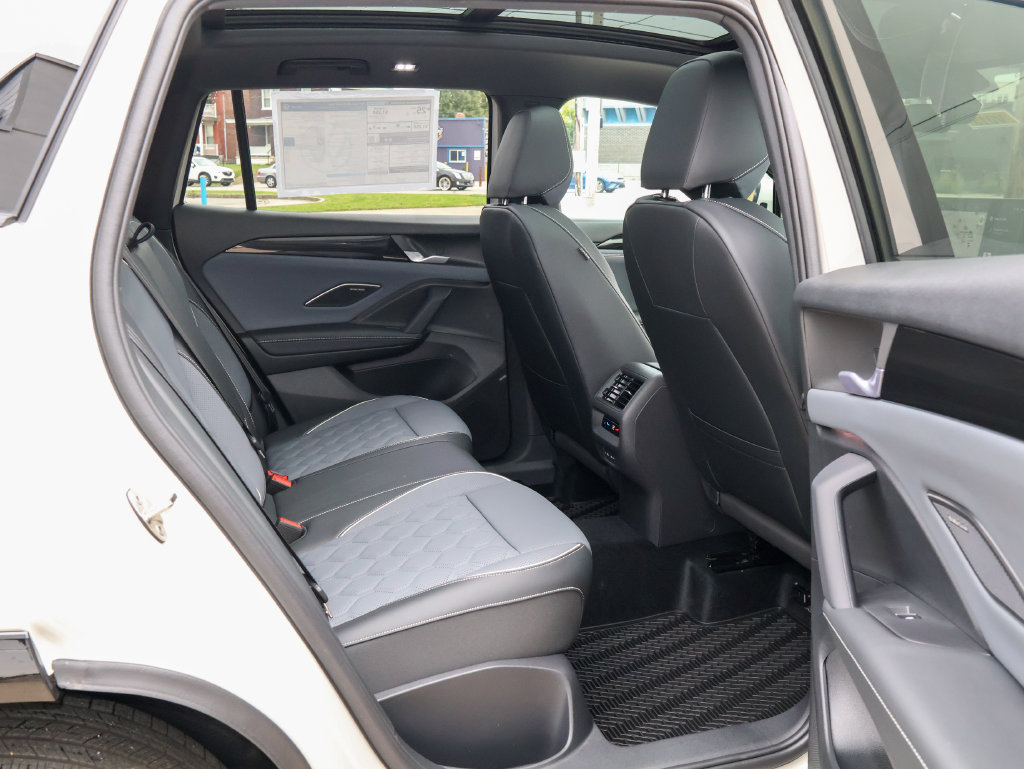 New 2027 Volkswagen Tiguan SEL R-Line AWD/4WD image 36