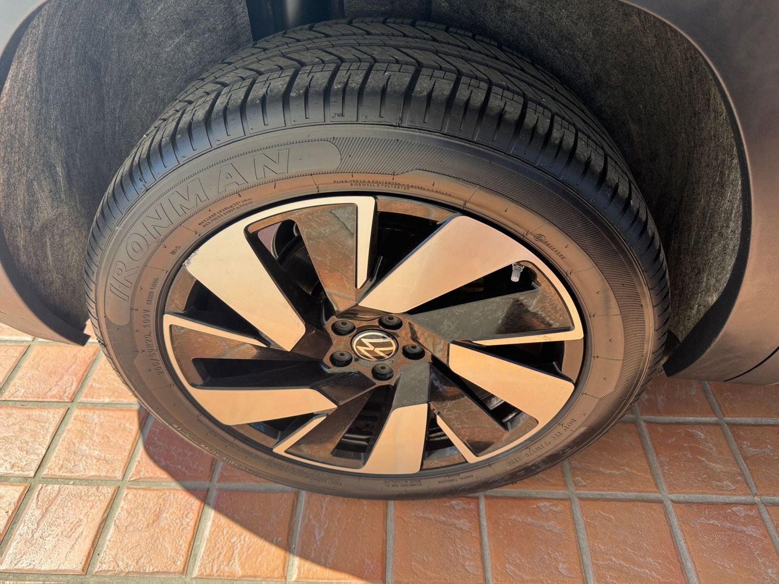 Used 2025 Volkswagen Atlas Cross Sport SE image 32