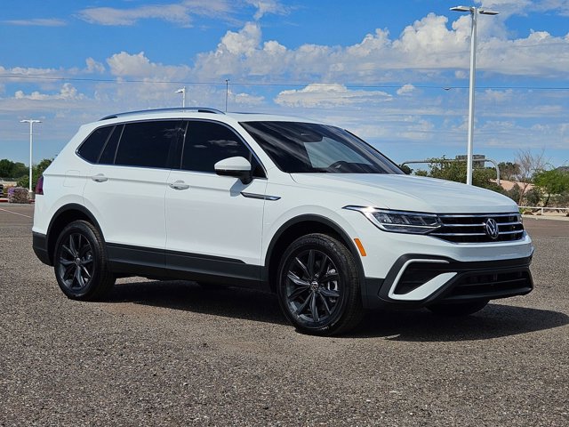Used 2024 Volkswagen Tiguan SE image 3