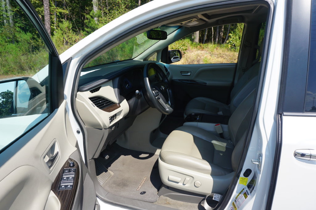 Used 2015 Toyota Sienna XLE Premium FWD image 2