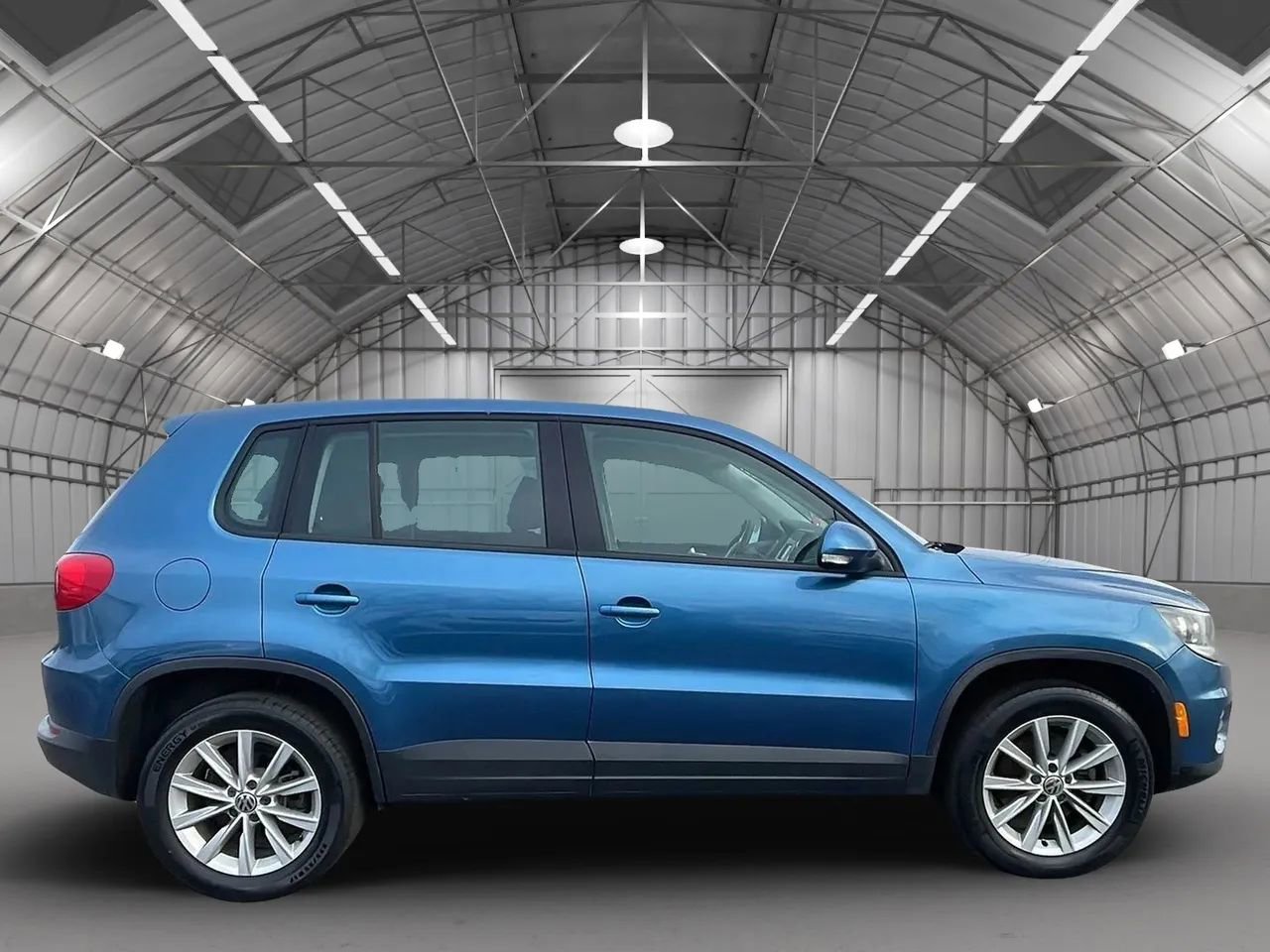 Used 2017 Volkswagen Tiguan Limited w/ Alloy Wheels Package image 6