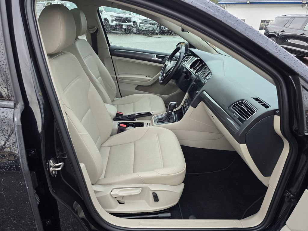 Used 2018 Volkswagen Golf SE image 11