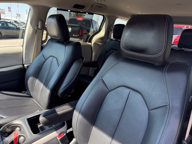 Used 2024 Chrysler Pacifica Touring-L FWD image 11