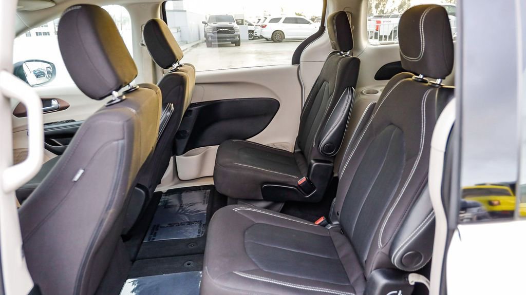 Used 2024 Chrysler Voyager LX image 22