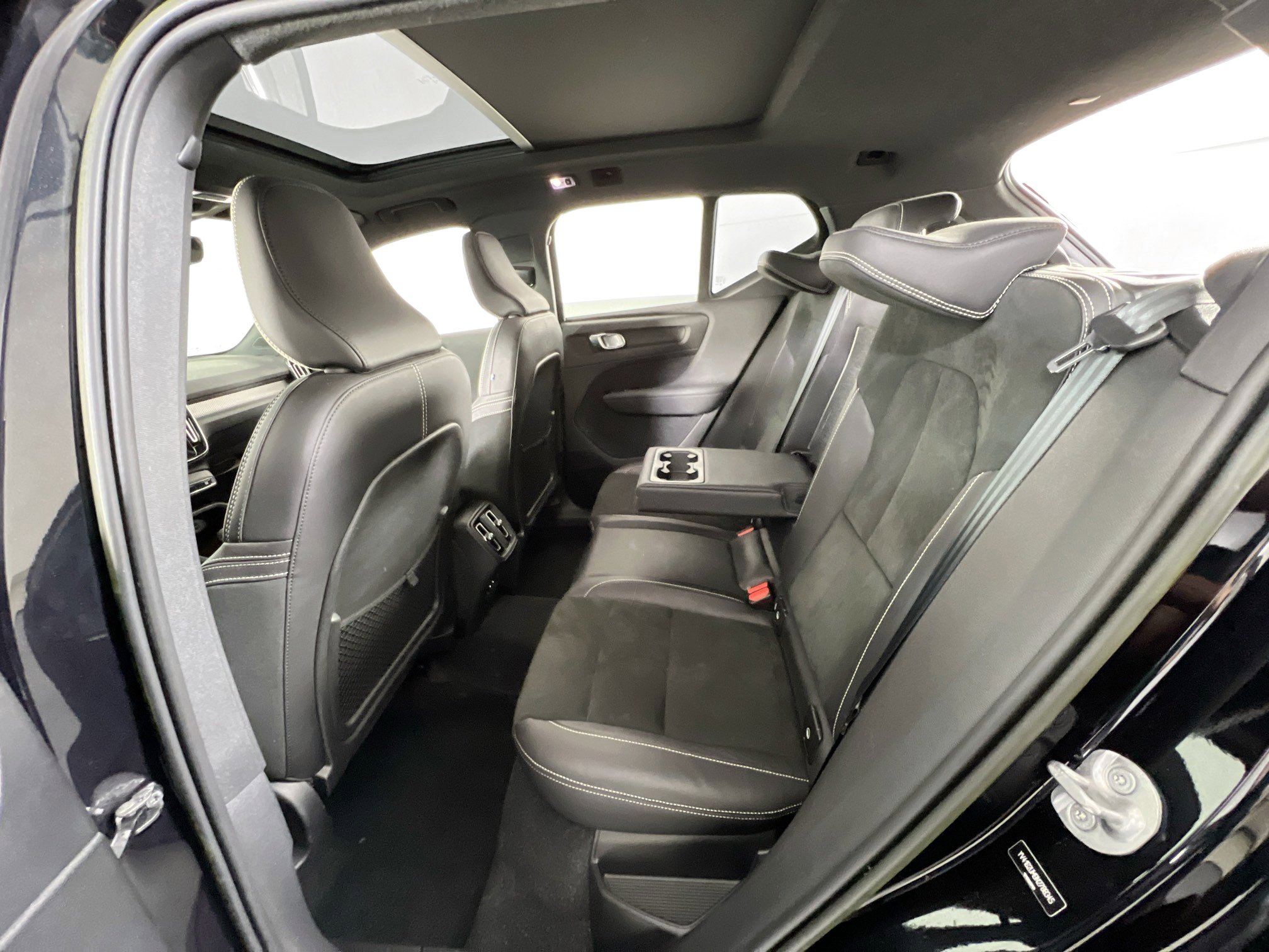 Used 2022 Volvo XC40 T5 R-Design w/ Advanced Package image 24