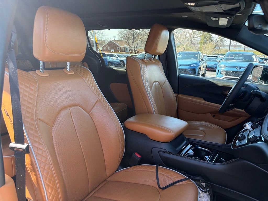 Used 2023 Chrysler Pacifica Pinnacle image 38