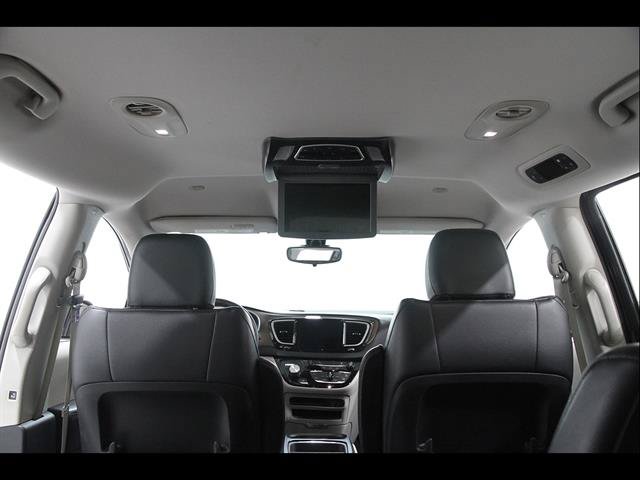 Used 2017 Chrysler Pacifica Touring-L FWD image 23