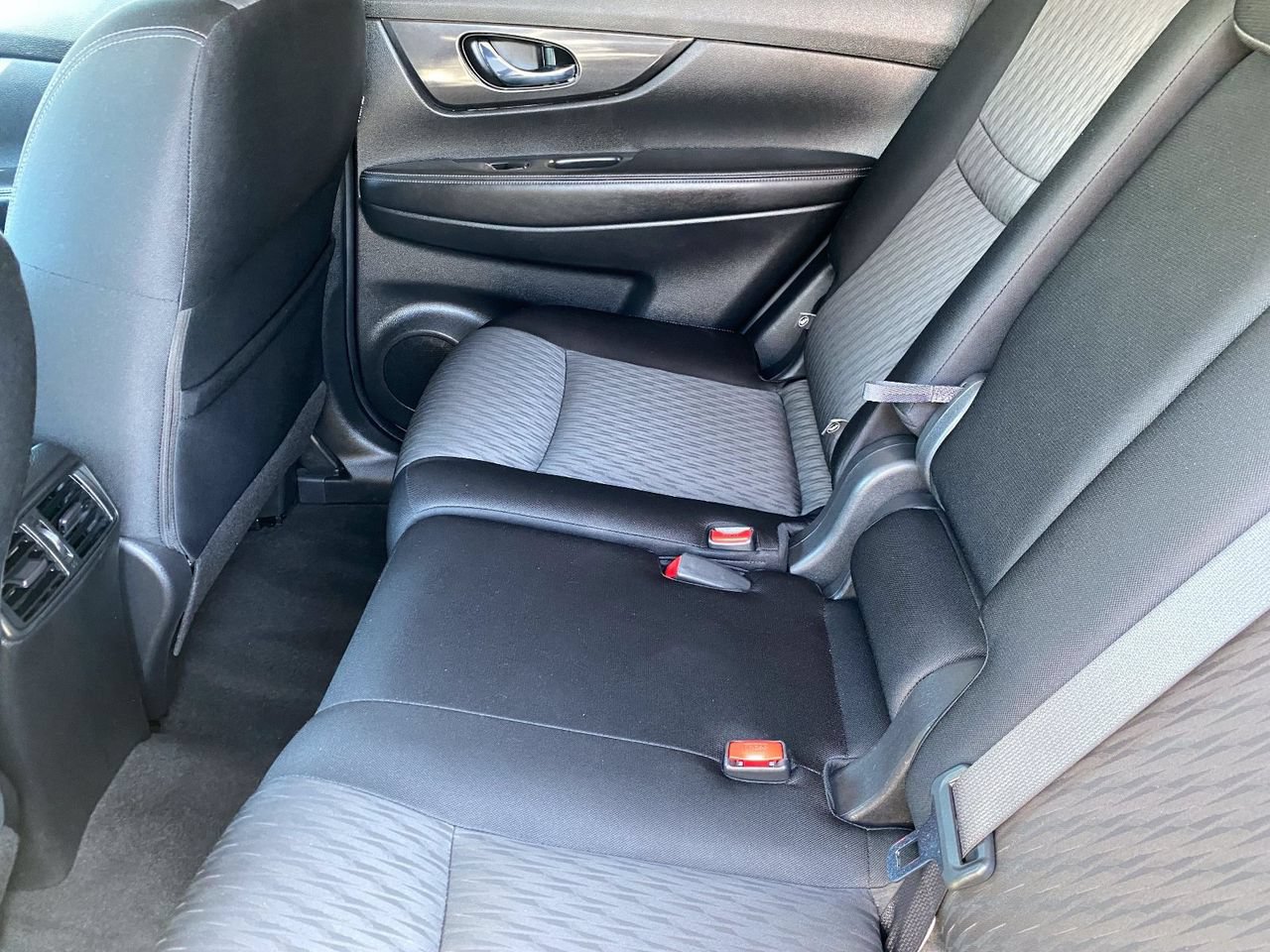 Used 2017 Nissan Rogue SV FWD image 14