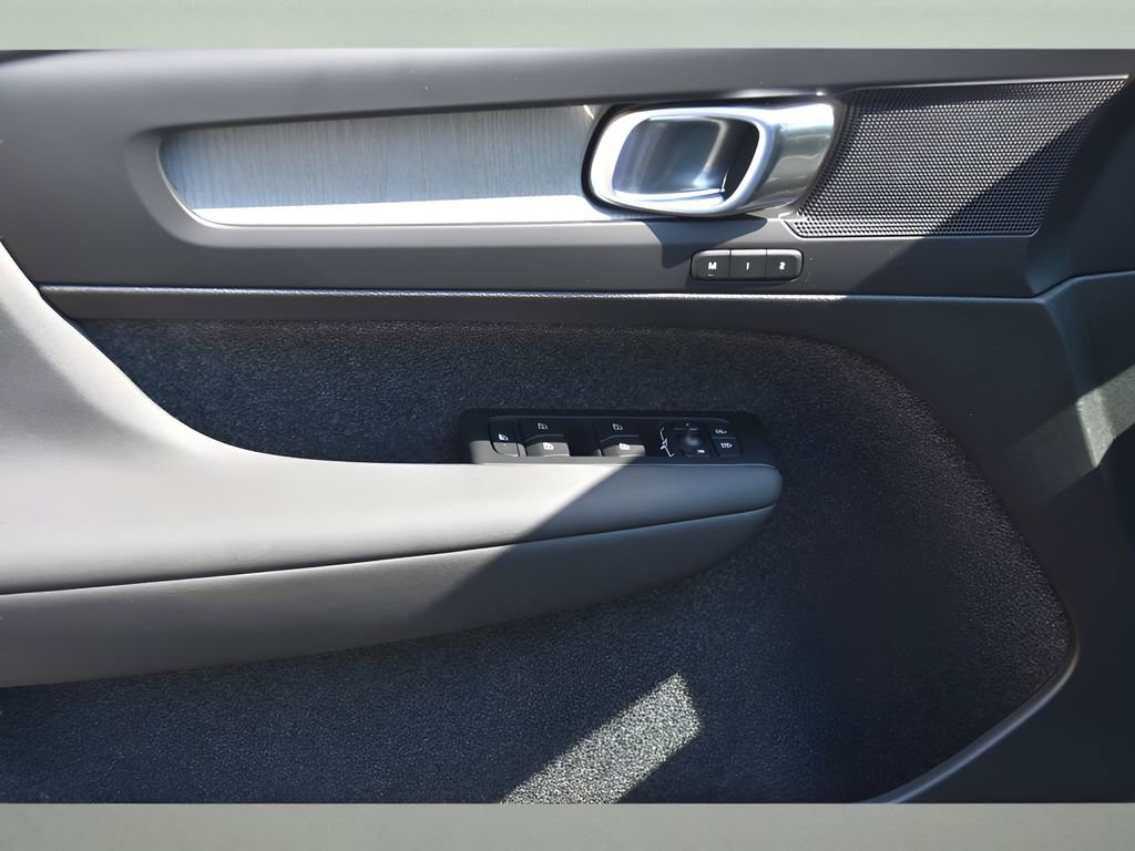 Certified 2026 Volvo XC40 B5 Plus w/ Protection Package Premier image 26