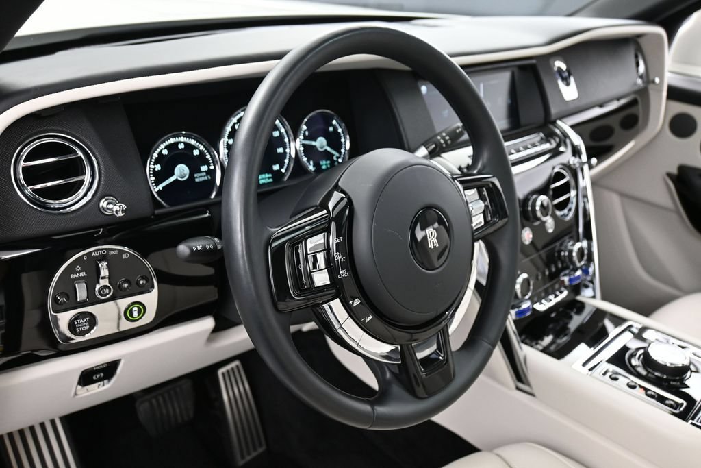 Certified 2022 Rolls-Royce Cullinan w/ Dark Exterior Package AWD/4WD image 17