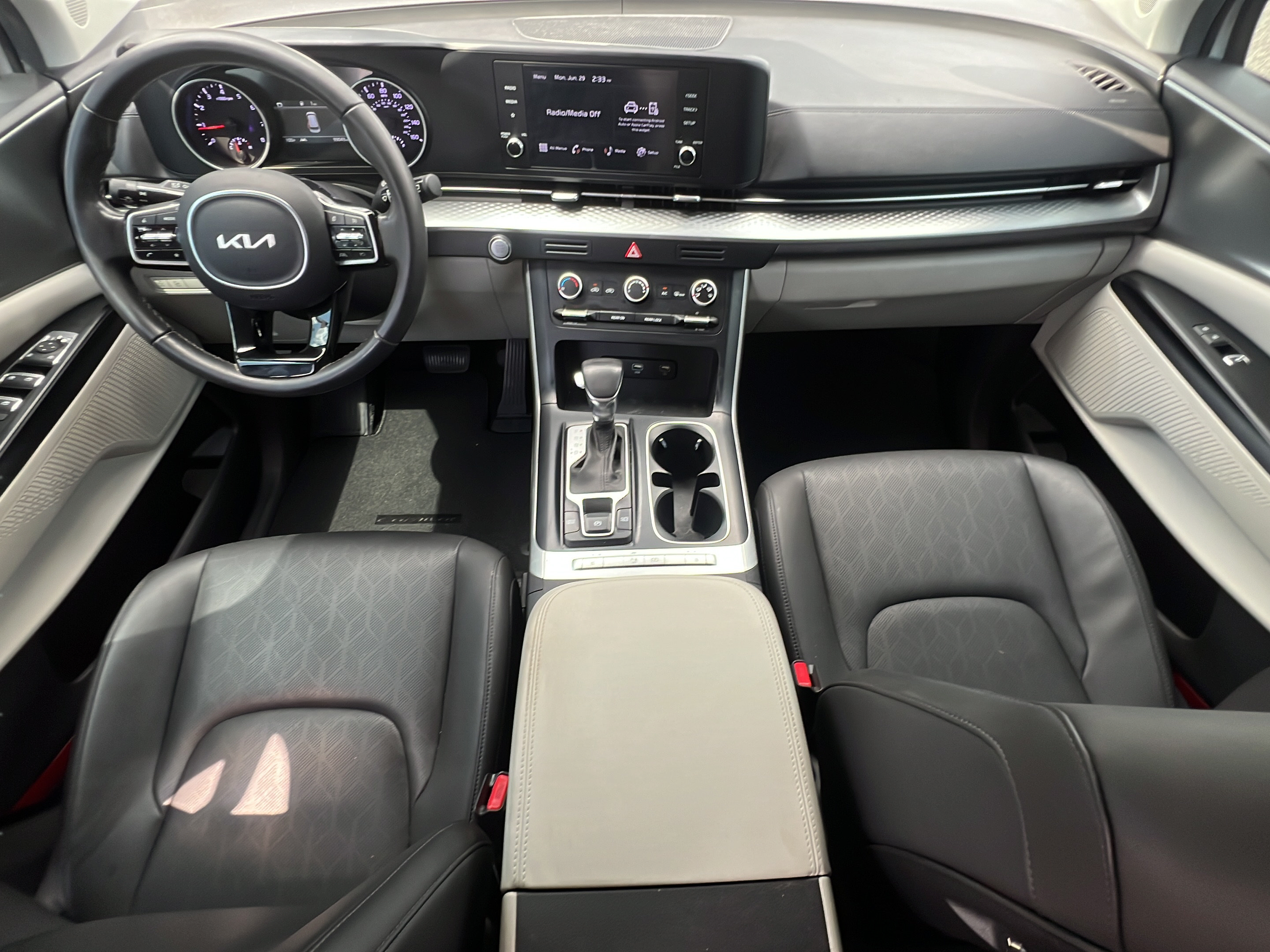 Used 2023 Kia Carnival LX FWD image 11