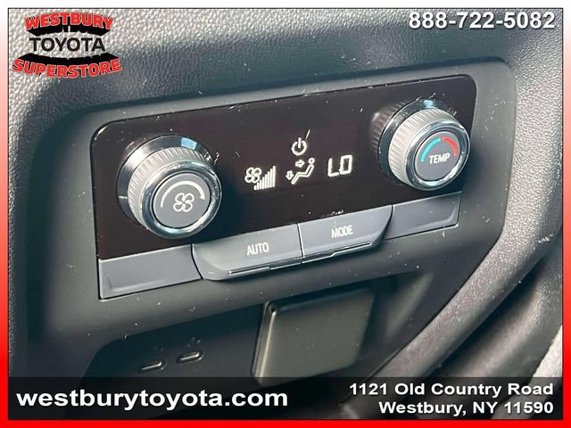 Used 2025 Chevrolet Traverse LT w/ Driver Confidence Package FWD image 16
