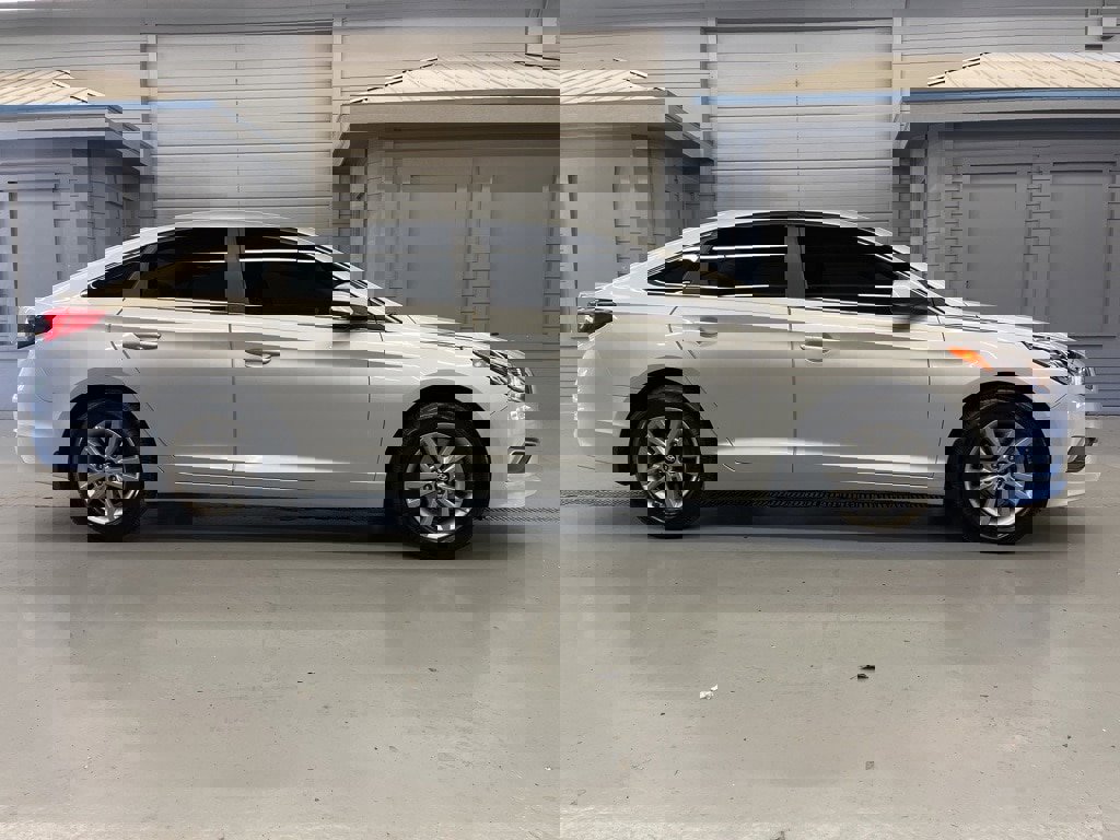 Used 2016 Hyundai Sonata SE w/ Cargo Package image 8