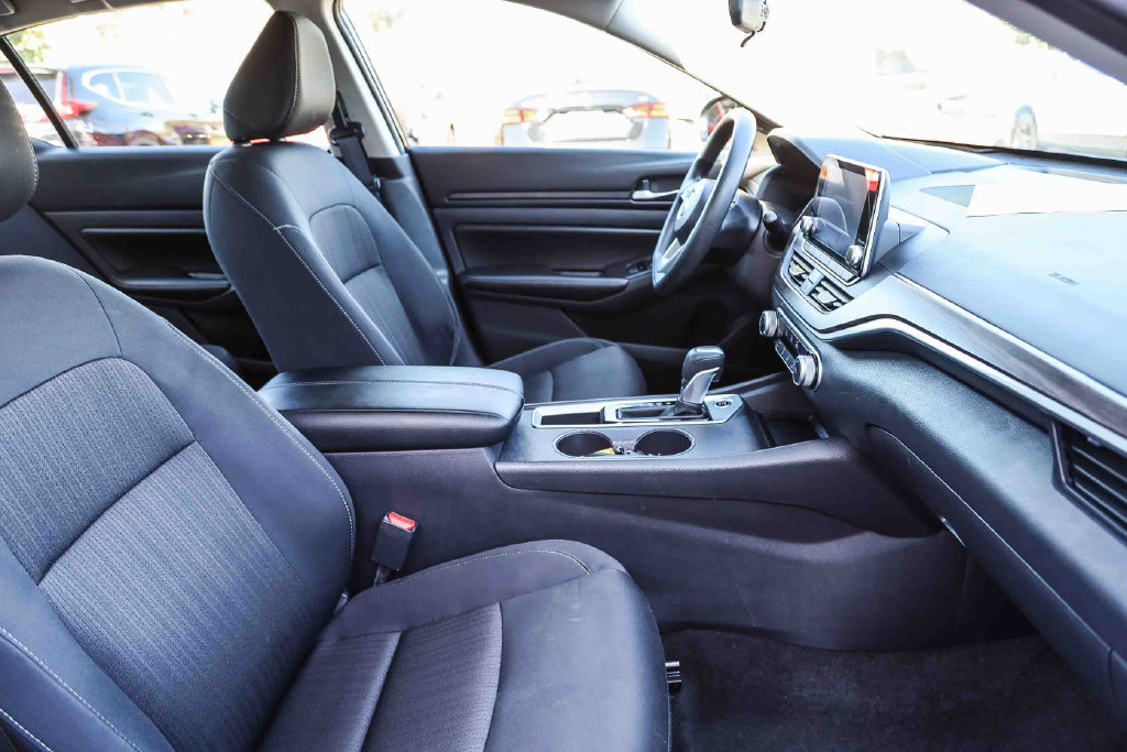 Used 2025 Nissan Altima 2.5 SV FWD image 17