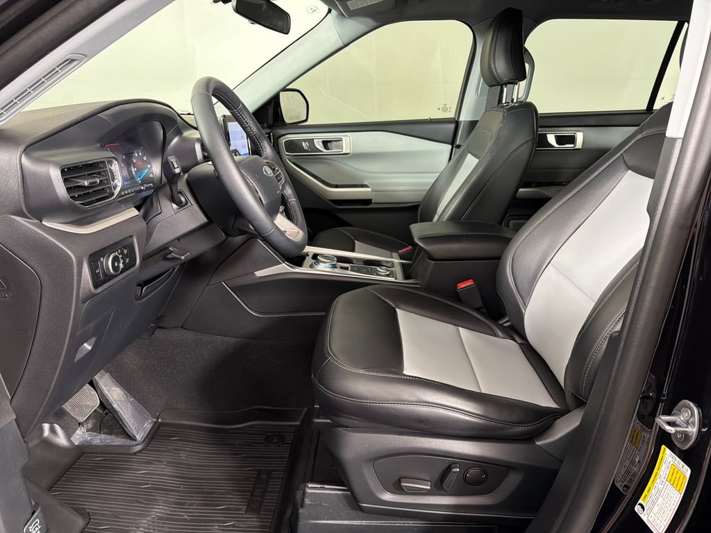 Used 2024 Ford Explorer XLT w/ Equipment Group 202A AWD/4WD image 19