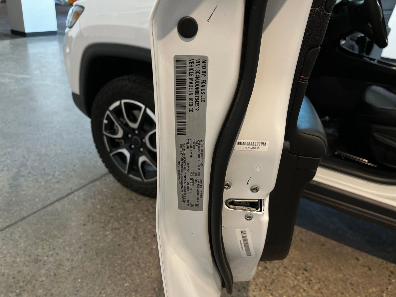 Used 2025 Jeep Compass Trailhawk AWD/4WD image 29