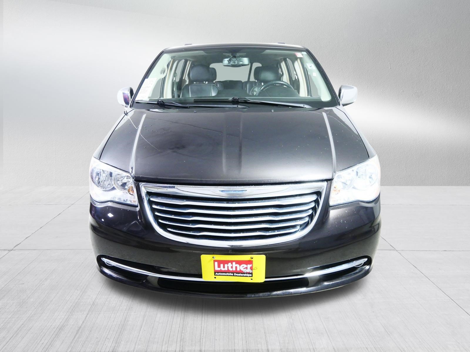 Used 2015 Chrysler Town & Country Touring-L w/ Driver Convenience Group FWD image 2