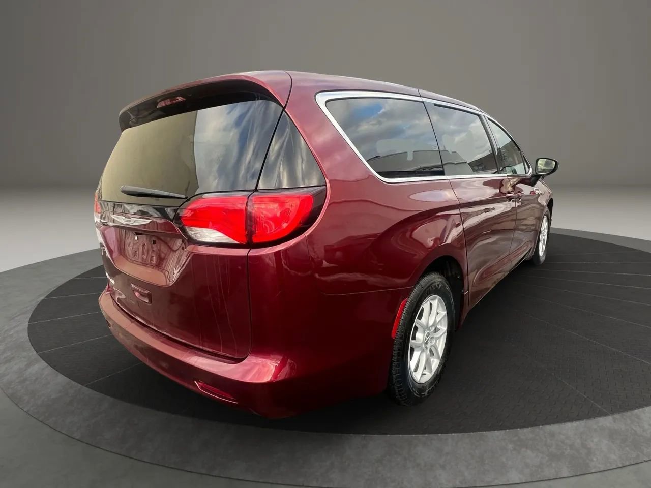 Used 2017 Chrysler Pacifica LX image 5
