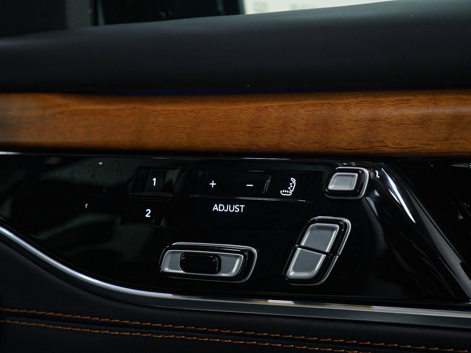 Used 2025 Jeep Grand Wagoneer Series III AWD/4WD image 14
