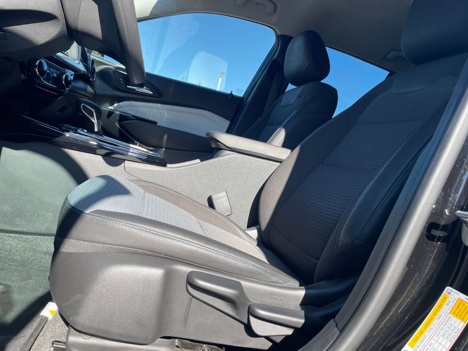 Used 2025 Chevrolet Trax LT image 34