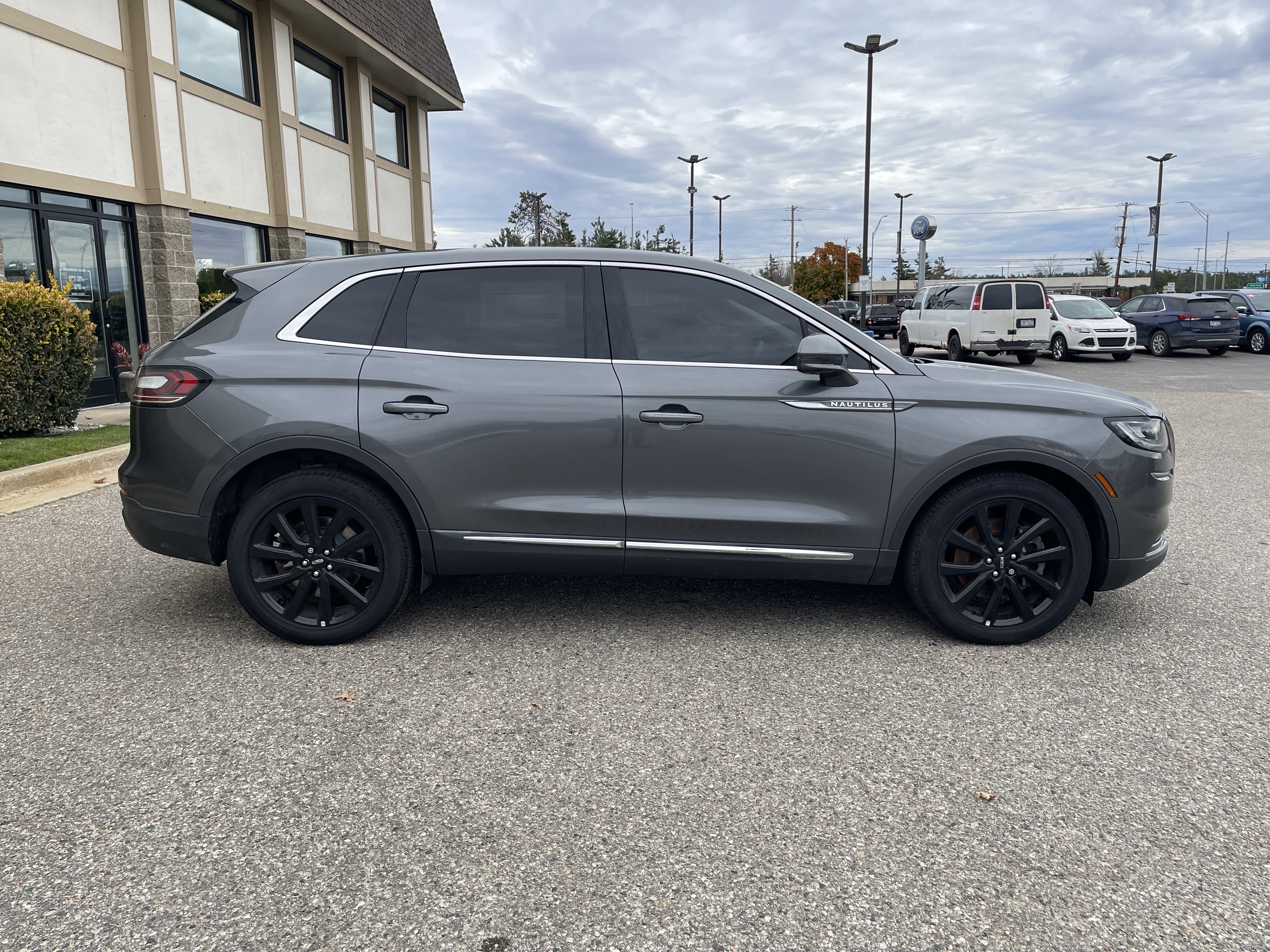 Used 2023 Lincoln Nautilus Reserve w/ Monochromatic Package AWD/4WD image 3