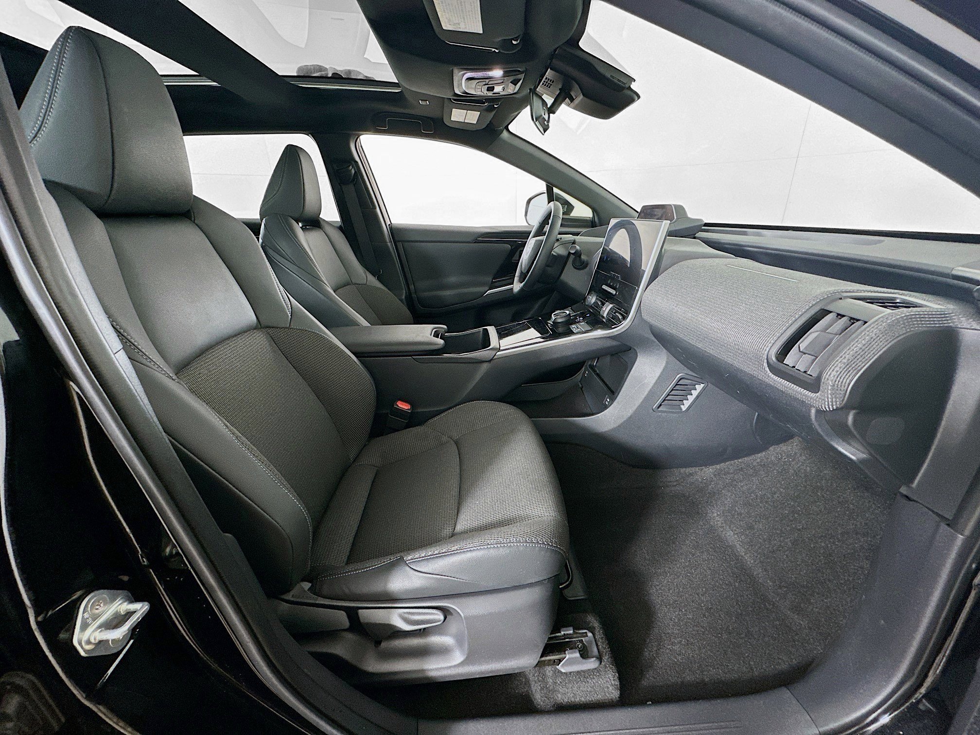 Used 2025 Toyota bZ4X AWD w/ Weather Package image 31