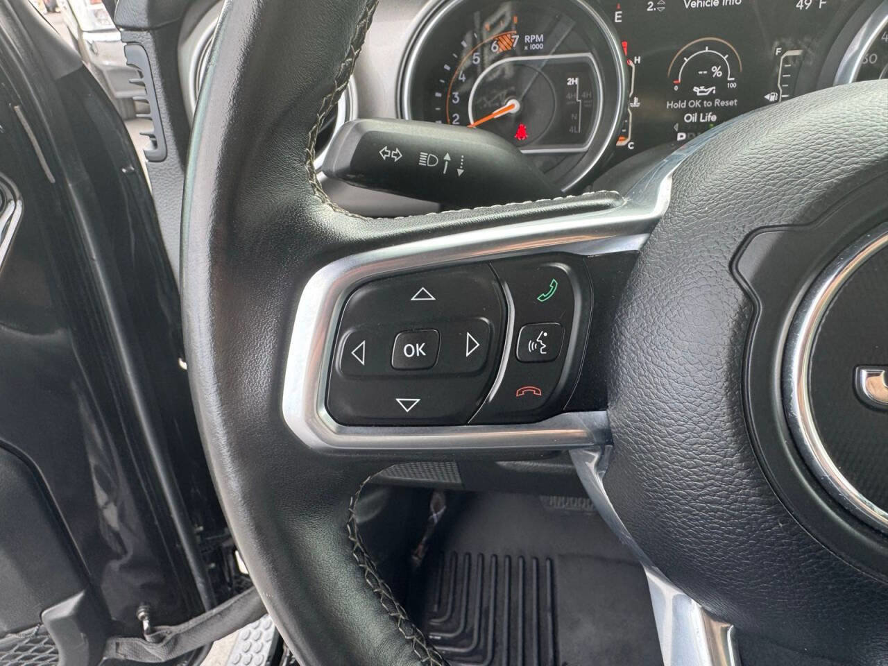 Used 2018 Jeep Wrangler Unlimited Sahara w/ Uconnect 4C Nav & Sound Group image 17