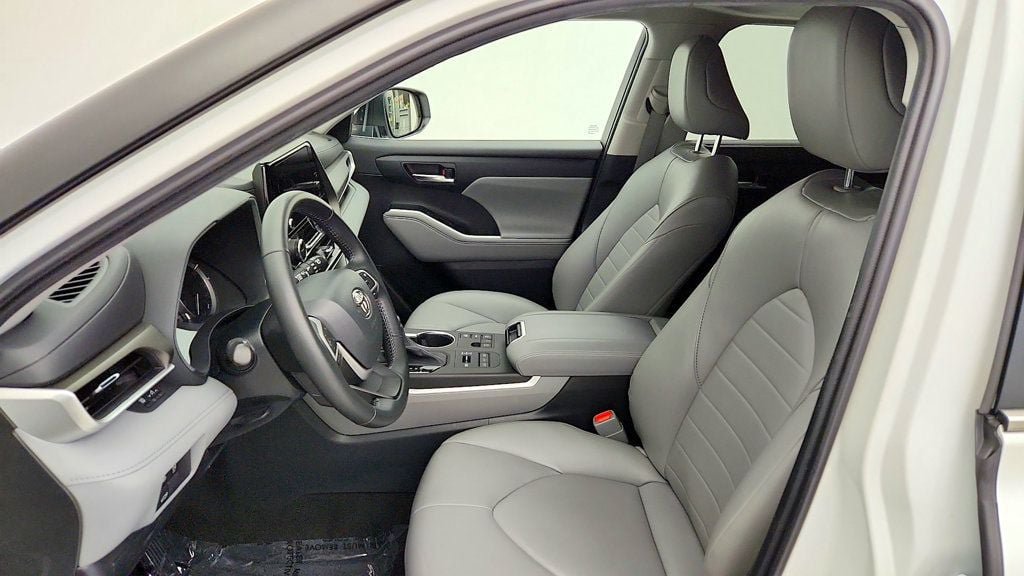 Used 2023 Toyota Highlander XLE AWD/4WD image 13