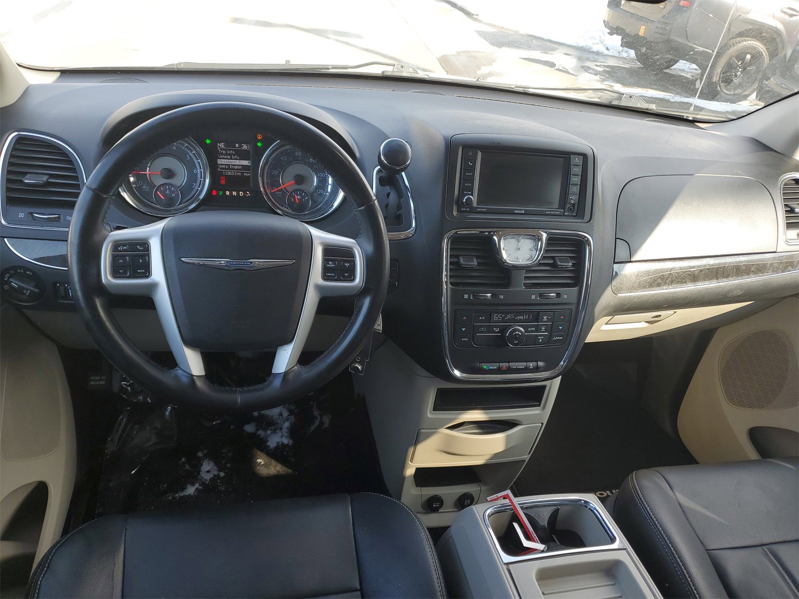 Used 2016 Chrysler Town & Country Touring image 9