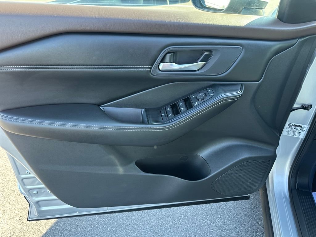 Used 2023 Nissan Rogue SV w/ SV Premium B Package image 18