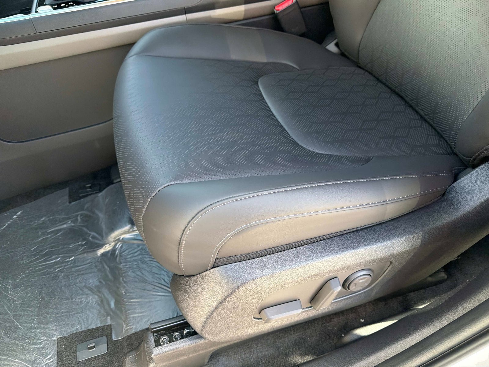 New 2026 Kia Carnival EX FWD image 17