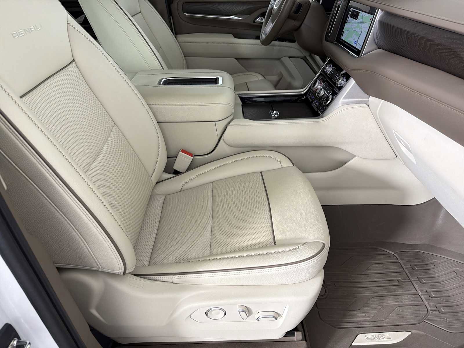 Used 2023 GMC Yukon XL Denali AWD/4WD image 12