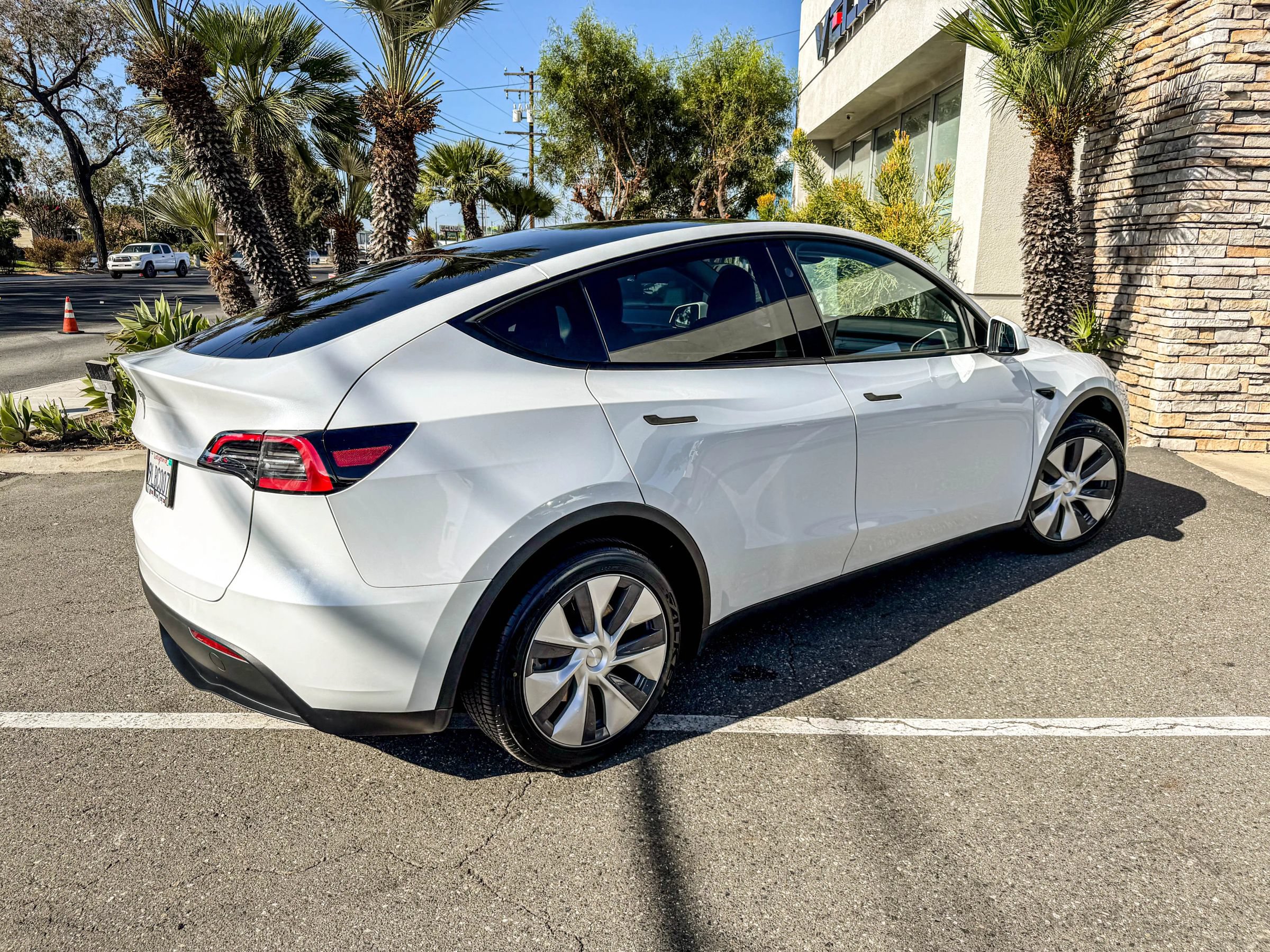 Used 2024 Tesla Model Y Long Range AWD/4WD image 8