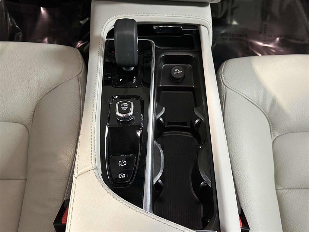 Used 2025 Volvo XC90 B5 Plus image 21