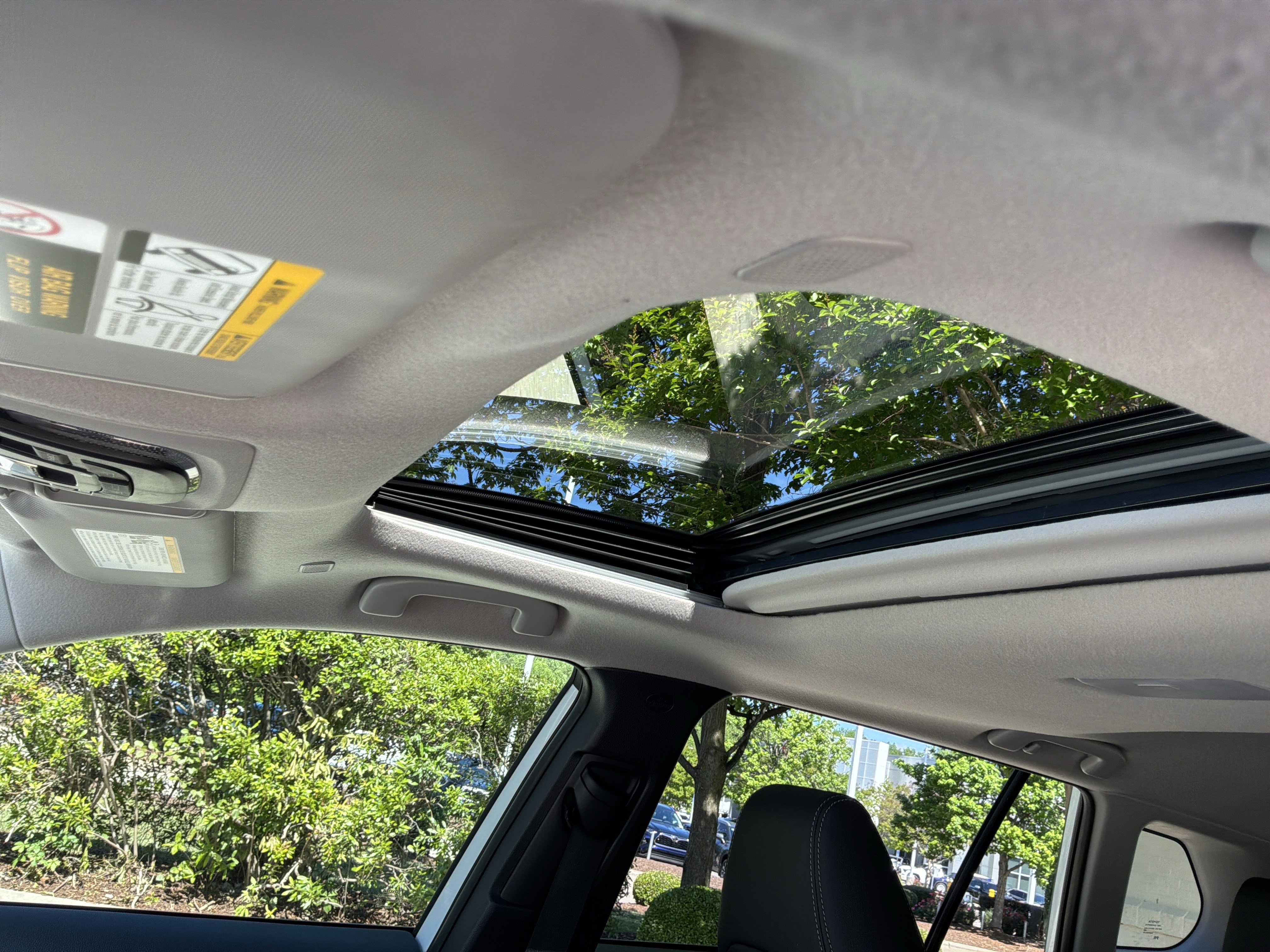 Used 2023 Toyota Corolla Cross XLE w/ Convenience Package FWD image 28