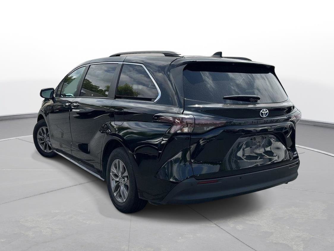 Certified 2024 Toyota Sienna XLE FWD image 8