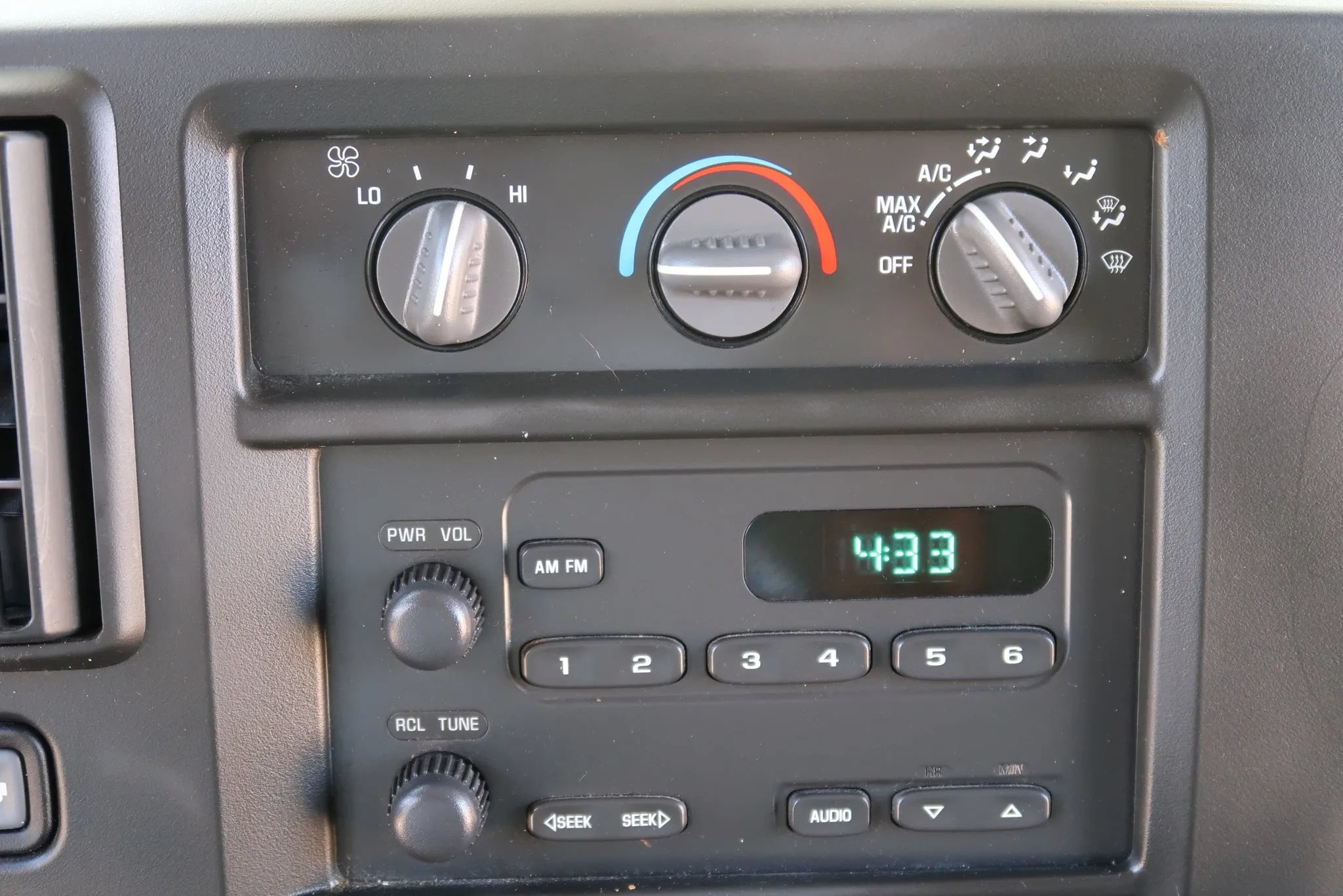 Used 2004 Chevrolet Express 3500 w/ Chrome Appearance Package RWD image 30
