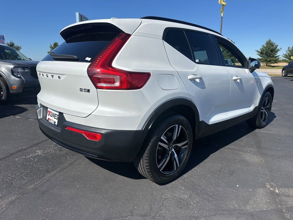 Used 2024 Volvo XC40 B5 Core image 9