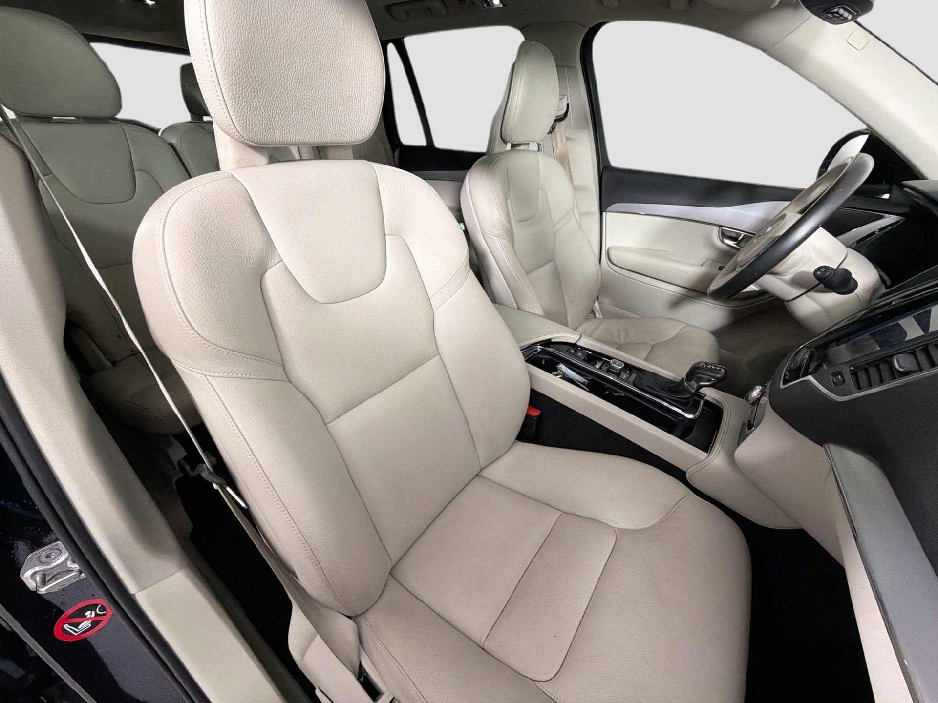 Used 2017 Volvo XC90 T6 Momentum w/ Vision Package image 30