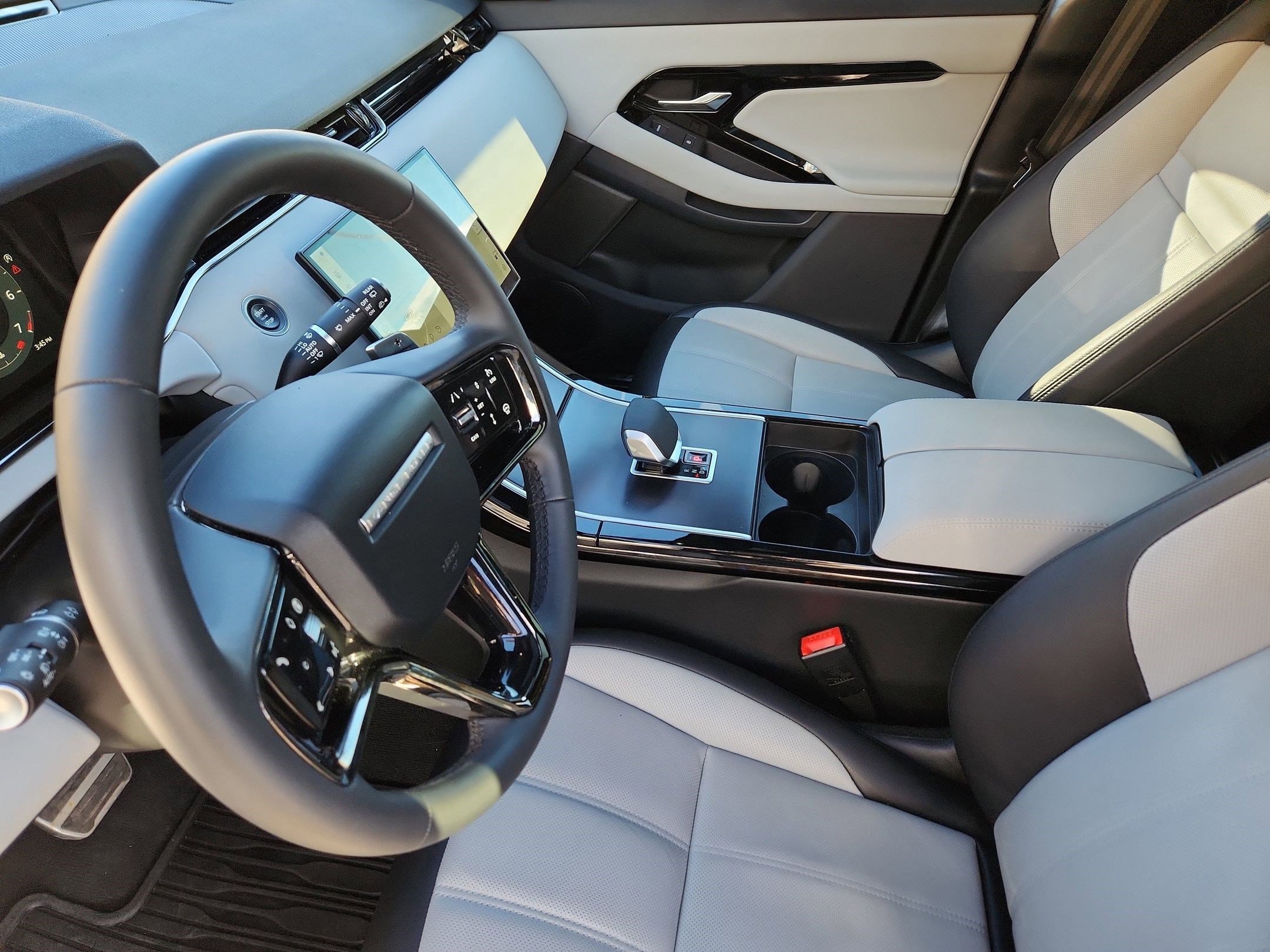 Certified 2026 Land Rover Range Rover Evoque Dynamic SE image 13